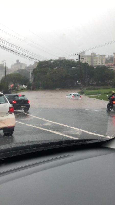 Alagamento na alça de acesso à ponte Pedro Ivo, em Florianópolis – Foto: Caroline Pereira Pinho Saragosa/ND