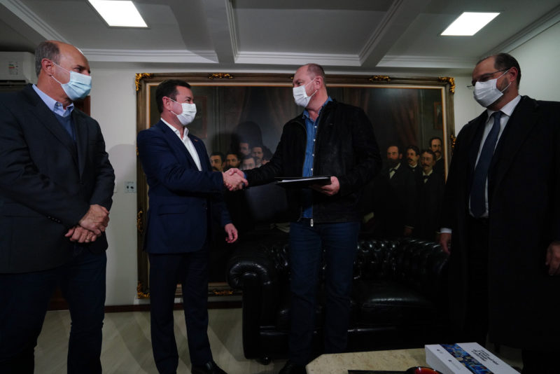 Texto foi entregue pelo chefe da Casa Civil, Eron Giordani – Foto: Ricardo Wolffenbuttel/Secom/ND