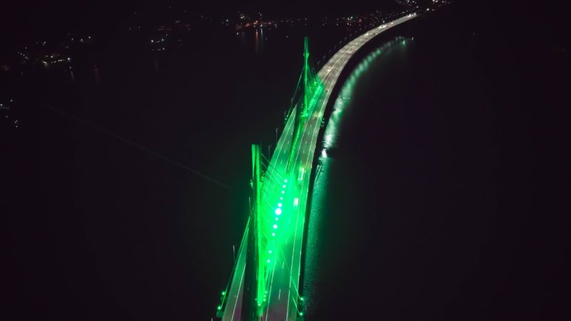 Ponte de Laguna na BR-101 está iluminada com a cor verde em alusão ao Dia Mundial do Meio Ambiente – Foto: Divulgação/CCR ViaCosteira/ND
