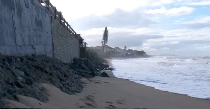 Água vem avançando na orla em Barra Velha – Foto: Reprodução/NDTV