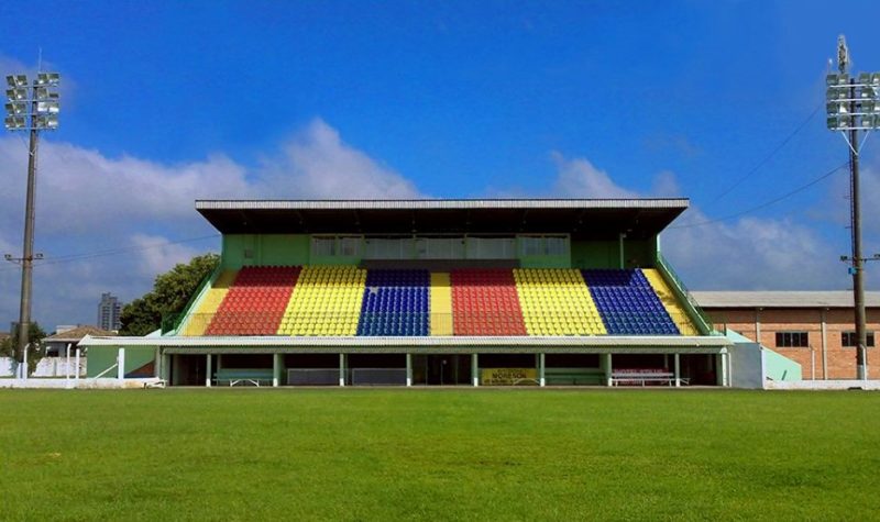 Iluminação do estádio Ditão, em Canoinhas, está no centro de uma polêmica – Foto: Newerton Mazzucco/Wikimedia Commons