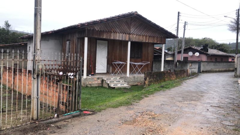 Crime foi registrado na casa em que o casal mora no bairro Vila Esperança, em Siderópolis – Foto: Juno César/NDTV