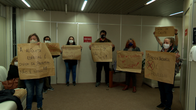 servidores de Blumenau realizaram protesto contra reajuste da alíquota do ISSBLU