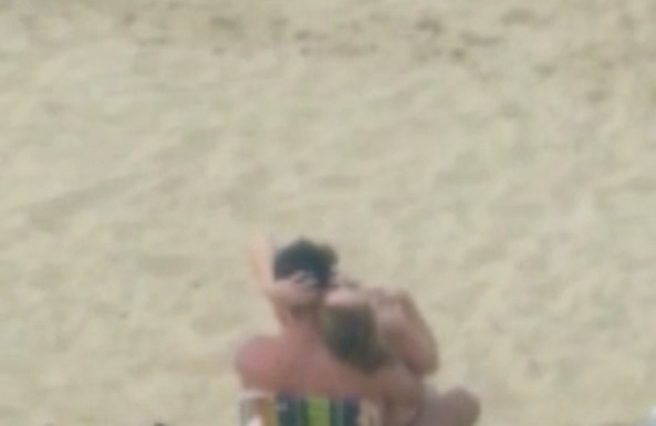 Casal flagrado fazendo sexo na praia de sc
