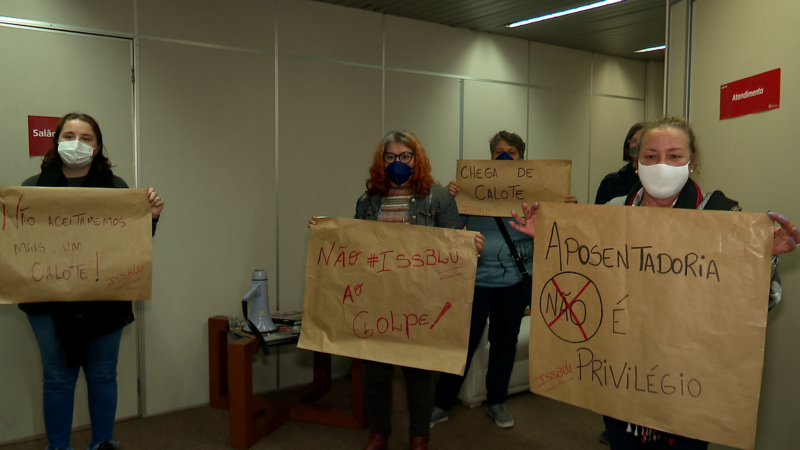 Protesto foi realizado desde o início da manhã no prédio da Prefeitura de Blumenau – Foto: Vinícius Bretzke/NDTV