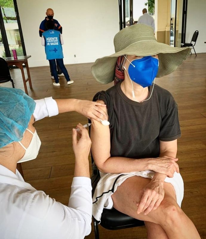 Fernanda Torres recebe vacina contra a Covid-19