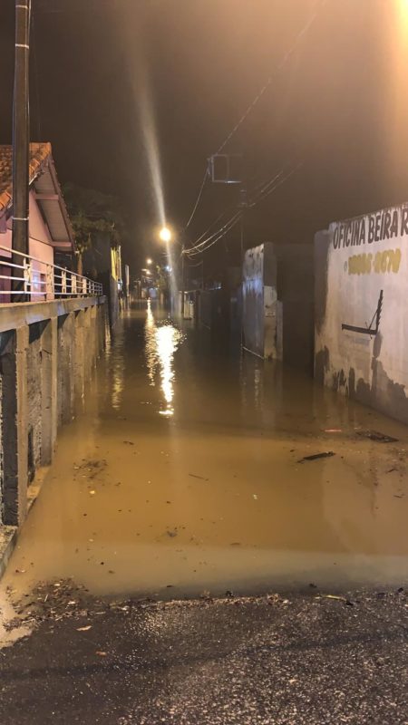 Servidão Beira Rio, no bairro Rio Tavares, em Florianópolis, está completamente alagada neste sábado (19) – Foto: PMF/Divulgação/ND