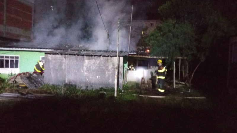 O imóvel estava abandonado e ninguém ficou ferido – Foto: Corpo de Bombeiros/Divulgação/ND
