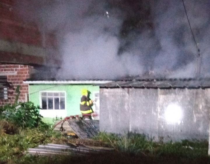 Incêndio foi registrado por volta das 22h45 de quarta-feira (2) – Foto: Corpo de Bombeiros/Divulgação/ND