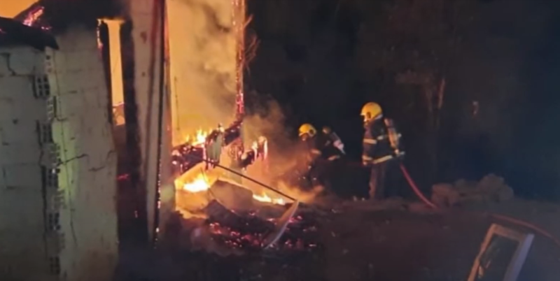 Casa é totalmente destruída pelo fogo na Linha Tafona, em Chapecó – Foto: Divulgação/CBMSC
