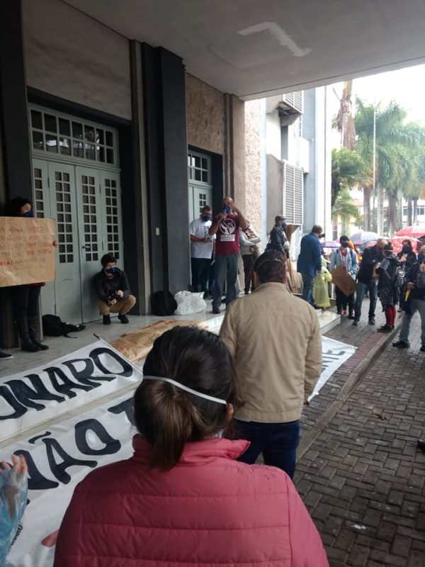 Em Blumenau, manifestantes se reuniram no Teatro Carlos Gomes – Foto: Redes sociais/ND