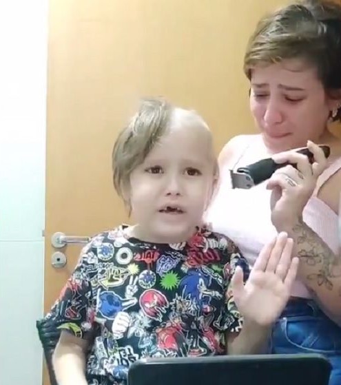 VÍdeo Mãe Raspa Cabelo Do Filho Com Leucemia E Imagens Viralizam Na Internet 