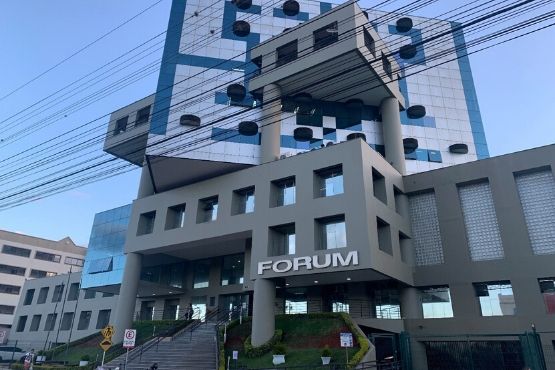 Homem é condenado a 14 anos de prisão pelos crimes de homicídio qualificado e porte ilegal de arma de fogo – Foto: Fórum de Chapecó/Divulgação/ND