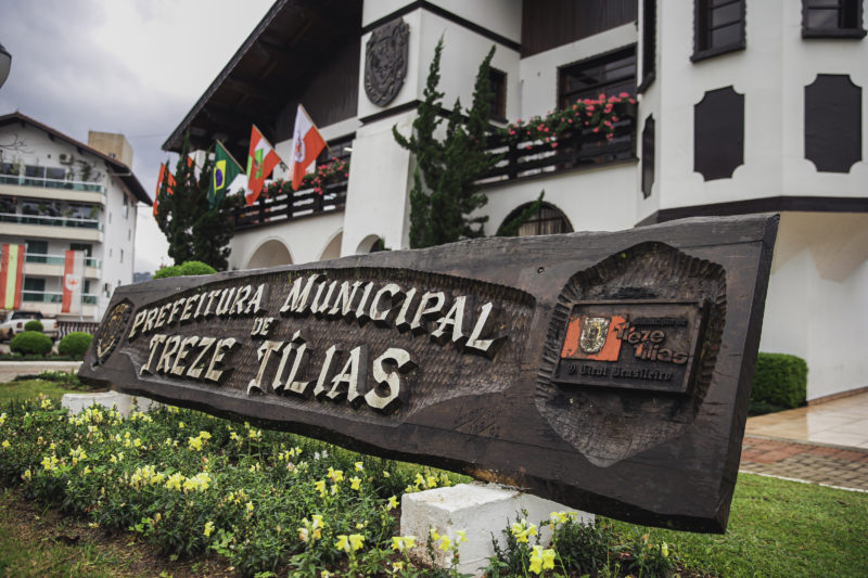 Placa esculpida para a Prefeitura de Treze Tílias – Foto: Agência Somenzi