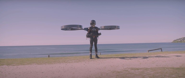 A empresa australiana CopterPack realizou o primeiro voo teste de sua mochila voadora. O experimento foi gravado e compartilhado pela companhia em seu canal no YouTube – Foto: Reprodução/ Youtube