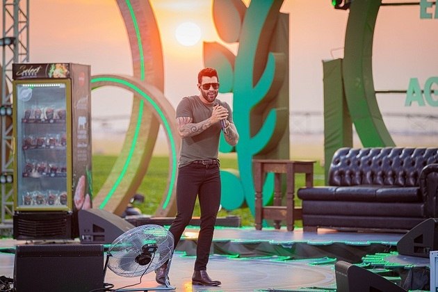 Em outubro de 2020, o cantor fez a primeira live após confirmar o fim do casamento com Andressa Suita. O sertanejo abriu a apresentação cantando as três primeiras músicas da carreira, lançadas em 2010: Inventor dos Amores, que deu nome ao primeiro álbum, Cor de Ouro e Refém. Entre uma música e outra, o cantor evitou fazer comentários, mas foi inevitável fugir do assunto “separação”. Fãs “invadiram” o canal do YouTube dele com perguntas e comentários sobre o término da relação com Andressa – Foto: Divulgação