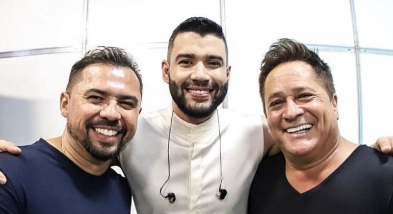 No dia 24 de maio de 2021, muita gente estranhou o fato de Gusttavo Lima ter simplesmente sumido no meio de uma live ao lado do amigos Leonardo e de Xand Avião. O cantor sertanejo desapareceu do show, sem avisar, causando estranhamento até nos colegas de palco. A transmissão teve início às 20h de sábado e durou até às 2h da manhã de domingo (25). Por volta de uma da manhã, no entanto, Gusttavo Lima disse que cantaria a “saideira”.Depois do susto, veio a explicação. Gusttavo Lima não deveria ter participado da live com Leonardo e Xand. O cantor havia fechado um contrato de exclusividade em uma grande live da Feira de Agronegócios, em maio, e deveria preservar a imagem e não aparecer em nenhuma outra live até a data do evento. De acordo com Keila Jimenez, colunista do R7,a restrição fazia parte das cláusulas do contrato – Foto: Reprodução