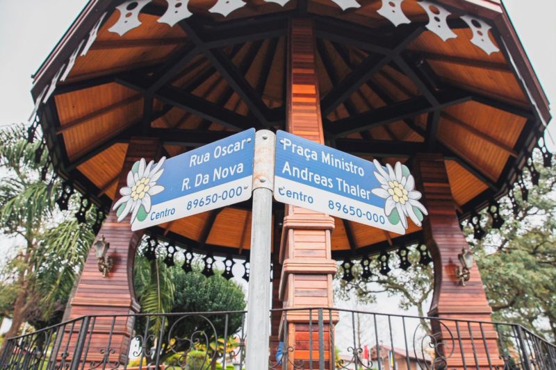 Placas decoradas dão um toque de graça à cidade – Foto: Agência Somenzi