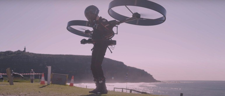 Durante o teste, o piloto decolou à beira-mar de uma posição em pé e, após ganhar uma altitude de cerca de 15 metros, deslizou por 40 segundos e fez uma aterrissagem suave. Ao todo, o voo durou menos de um minuto – Foto: Reprodução/ Youtube