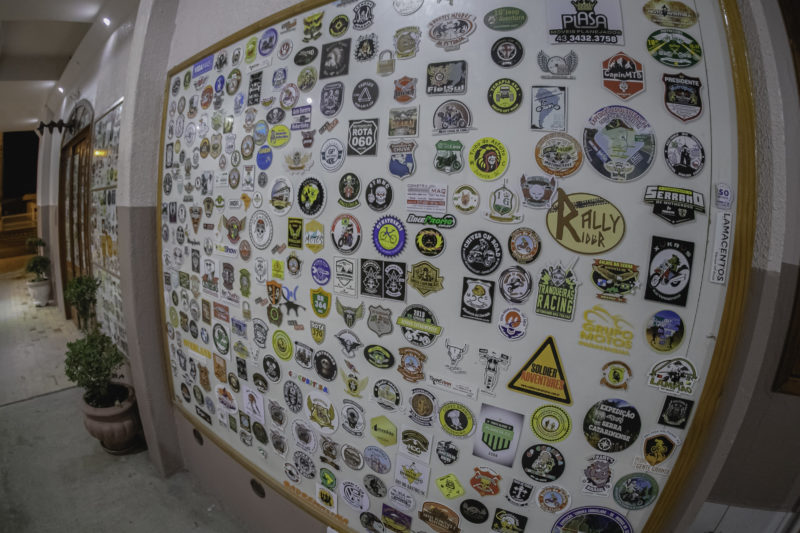 Adesivos deixados por grupos de motociclistas que passam por Urubici – Foto: Agência Somenzi