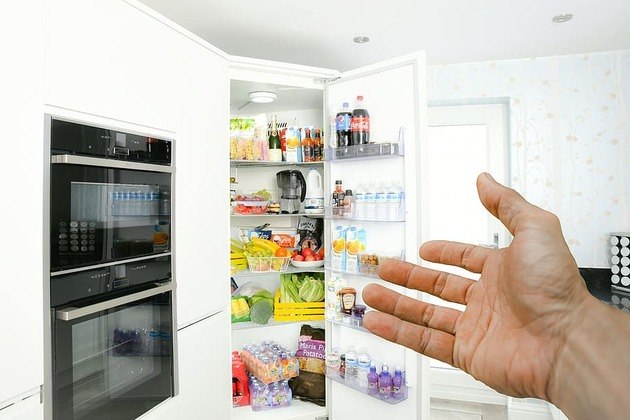 A geladeira é outro aparelho que consome muita energia em uma residência, cerca de 25% do valor da conta de luz, pois precisa ficar ligada o tempo todo para conservar os alimentos. Uma das maneiras de reduzir o gasto é só deixar a porta da aberta o tempo que for necessário, pois cada vez que se abre a geladeira, o ar frio escapa e o motor trabalha mais para esfriar tudo de novo – Foto: Piqsels