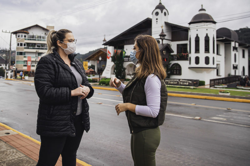 Marta Gomes conversa com uma moradora da cidade – Foto: Agência Somenzi
