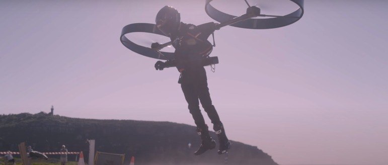 “No início do ano passado, tive a ideia de construir um helicóptero em forma de mochila e experimentar um tipo único de voo”, afirmou ao DailyMail o inventor do CopterPack, Matt. Ele só divulgou o primeiro nome – Foto: Reprodução/Youtube