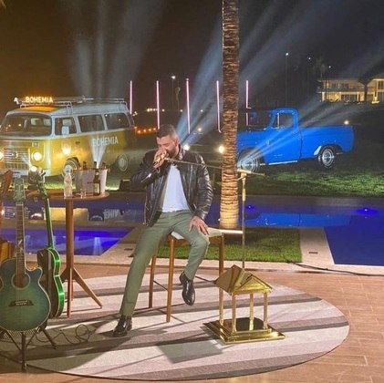 Após o sucesso da primeira live, no fim de março, o cantor decidiu repetir a dose. No entanto, no dia 11 de abril, o show online contou com uma produção ainda maior – Foto: Divulgação