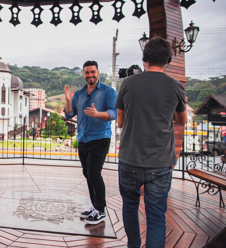 Sidney Sampaio dançando ao som do coral – Foto: Agência Somenzi