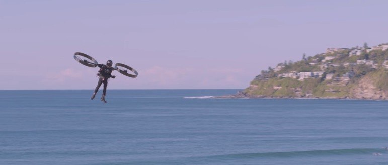 Ao contrário dos chamados jetpacks, em sua maioria movidos a gás, o novo equipamento tem seus dois motores elétricos movidos por baterias. Desta forma, o piloto pode ser transportado em um voo similar ao de um drone, sem a necessidade de carregar combustível nas costas — ou, ainda, uma asa para conseguir planar