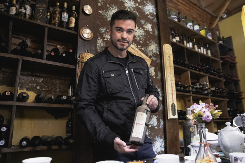 A poeira sobre as garrafas de vinho indica que elas estão há muito tempo sendo conservadas – Foto: Agência Somenzi