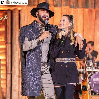 Meses depois, em junho do ano passado, o sertanejo e Andressa Suita protagonizaram momentos de romance durante uma live. De rostos colados, os dois cantaram um trecho da música Investe Em Mim, de Jonas Esticado. “Investe em mim. Aposta tudo em mim. Eu prometo te fazer feliz” – Foto: Reprodução/Instagram