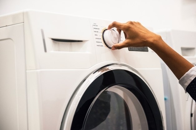 O consumo da de uma máquina de lavar pode representar cerca de 2% a 5% da conta de luz de uma casa. Para economizar, junte o máximo de roupas para aproveitar a capacidade total da máquina e assim utilizá-la menos vezes. Dessa maneira é possível economizar na conta de luz e também na conta de água – Foto: Pexels