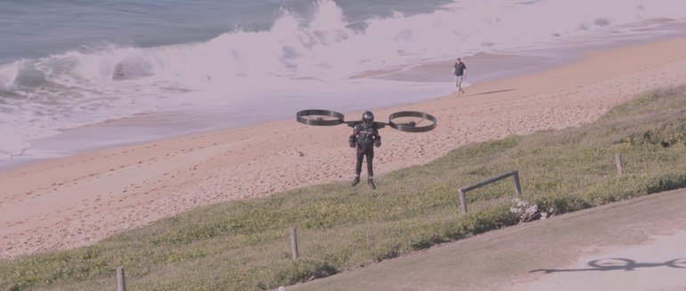 Para ser direcionado para um lado ou para o outro, o piloto deve movimentar um joystick, uma espécie de alavanca semelhante a um controle de videogame. Um piloto automático ajuda que o equipamento fique nivelado durante o voo – Foto: Reprodução/Youtube