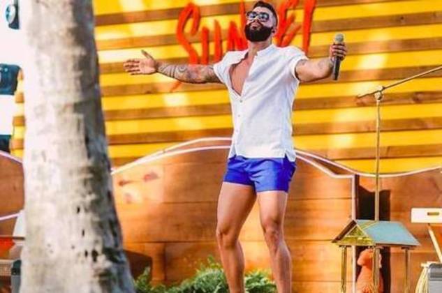 No dia 2 de agosto de 2020, a live de Gusttavo Lima deu o que falar. O sertanejo virou um dos assuntos mais comentados nas redes por conta do figurino escolhido para o show. Na apresentação, Gusttavo optou por um short muito curto, que deixou à mostra as coxas torneadas dele. À época, Andressa Suíta, mulher do cantor, chamou a atenção do marido e disse que a peça estava curta demais. Irônico, Gusttavo lembrou a mulher que o short, na verdade, era dela – Foto: Reprodução