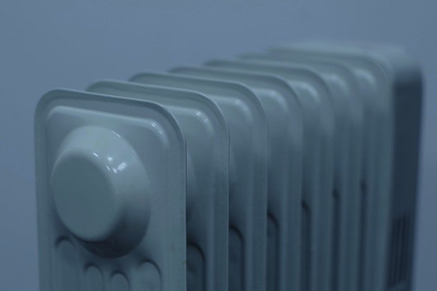Segundo a Aneel, os aquecedores de ambiente estão entre os maiores consumidores de energia elétrica no inverno: nessa estação, ele pode ser o responsável por um terço do gasto de eletricidade doméstico. Por isso, evite deixar o aquecedor ligado por longos períodos e utilize-o apenas enquanto estiver no ambiente. O ideal é ligá-lo até o cômodo ficar aquecido e depois desligar. Certifique-se de que não há corrente de ar no ambiente, para que o ar quente do aparelho não escape – Foto: Pixabay