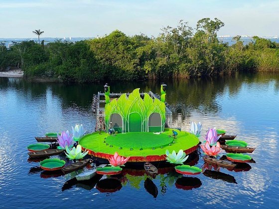 O cantor se apresentou em um palco flutuante, no Rio Negro, no Amazonas, em agosto de 2020. A produção chamou a atenção. Às 18h50, o cantor surgiu em meio a um cenário diferente, com um palco em formato de vitória régia (planta típica da região amazônica) – Foto: Reprodução/Instagram