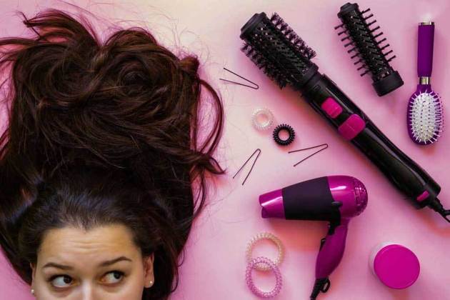 Enxugue bem o cabelo antes de usar secador ou chapinha, pois estes aparelhos consomem bastante energia. Se quer economizar, seque bem o cabelo com a toalha antes de usá-los – Foto: Montagem