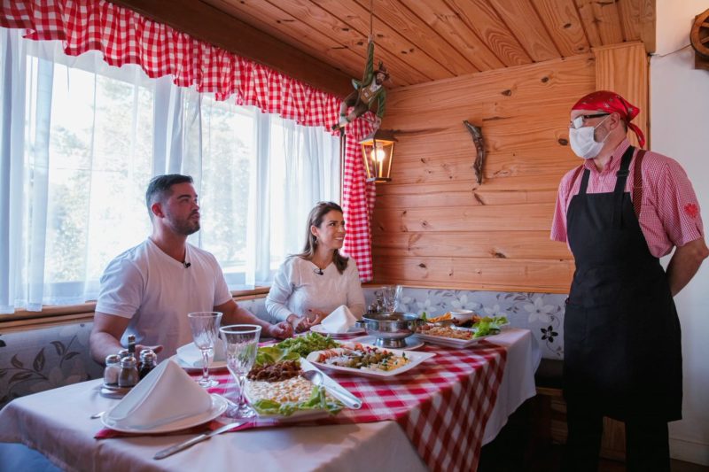 Garçom do Hotel Tirol explica os pratos típicos. – Foto: Agência Somenzi