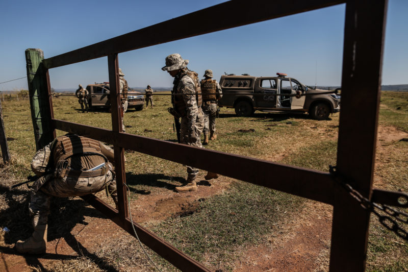 Policiais durante as buscas por L&aacute;zaro Barbosa, que levaram 20 dias – Foto: Gabrilea Bil&oacute;/Estad&atilde;o Conte&uacute;do