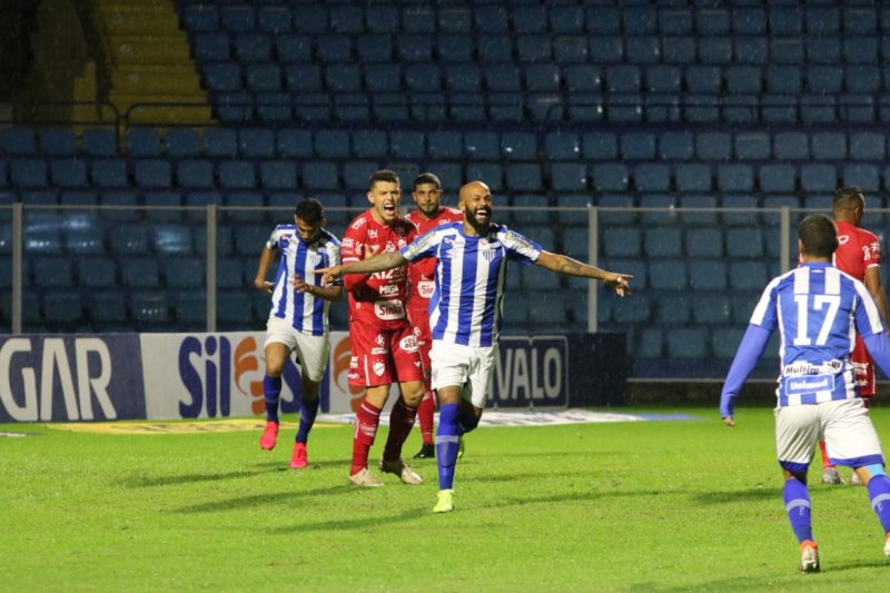 Bruno Silva sai para comemorar o seu gol anotado no começo do segundo tempo – Foto: Frederico Tadeu/Avaí FC