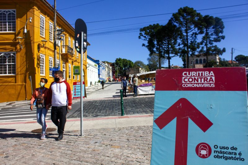 Feira do Largo da Ordem, em Curitiba; alerta envolve uma projeção de mais de 1000 mortes em intervalo de 20 dias – Foto: Emerson Nogueira/Futura Press/Estadão Conteúdo/ND