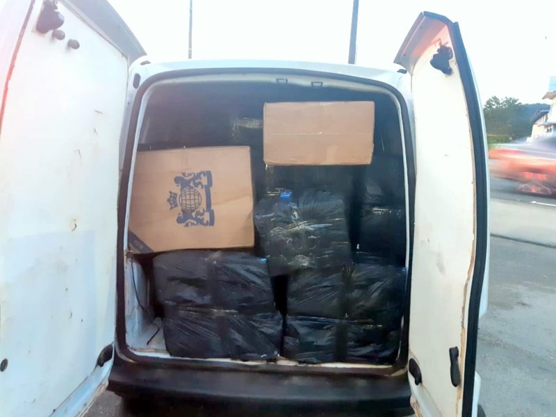 Carga continha cerca de 14 mil cigarros e &eacute; avaliada em 70 mil reais – Foto: Divulga&ccedil;&atilde;o/PRF