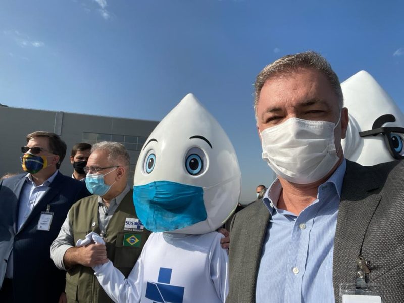 Na foto, Gean aparece com o embaixador americano, Todd Chapman; o ministro da Saúde, Marcelo Queiroga, e o Zé Gotinha – Foto: Divulgação?ND