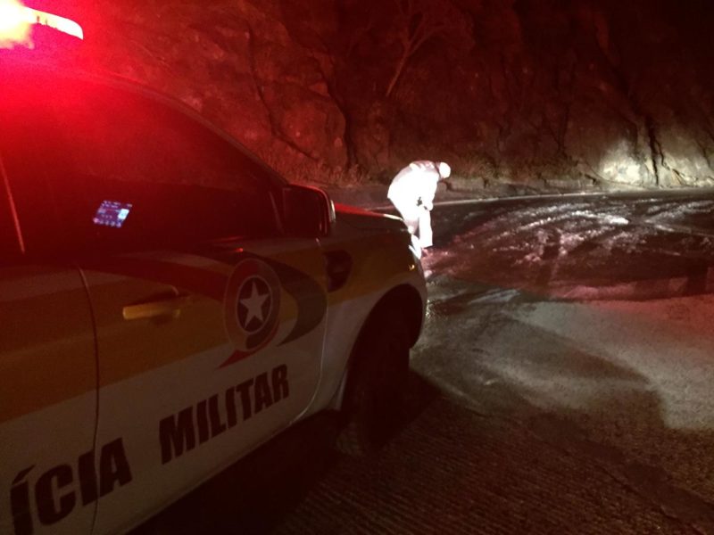 Policiais rodovi&aacute;rios tentaram desobstruir a pista usando gelo, mas n&atilde;o obtiveram &ecirc;xito na opera&ccedil;&atilde;o devido ao grande n&uacute;mero de pontos obstru&iacute;dos e pista escorregadia. – Foto: Pol&iacute;cia Rodovi&aacute;ria Estadual