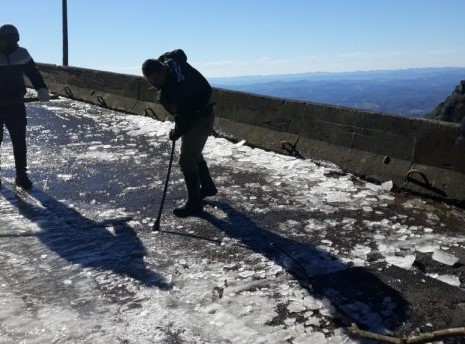 Gelo est&aacute; sendo retirado da pista e a Serra est&aacute; completamente bloqueada para o tr&aacute;fego de ve&iacute;culos – Foto: Divulga&ccedil;&atilde;o/SIE/ND