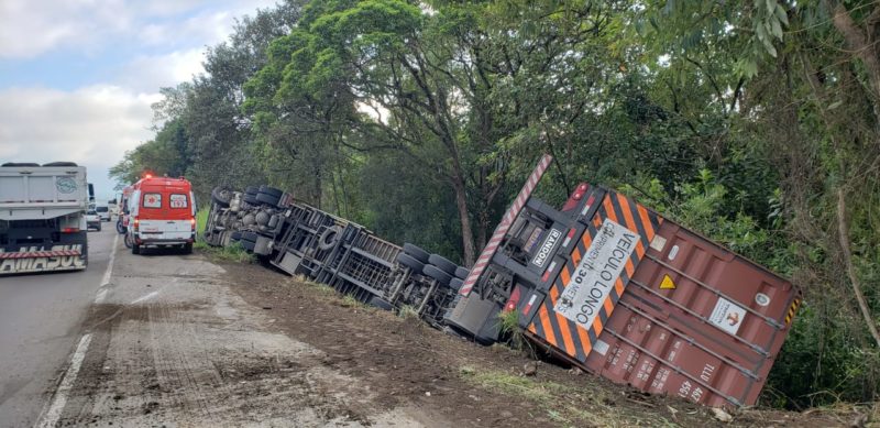 Caminhão saiu da pista e tombou no acostamento da BR-470, em Ascurra – Foto: Divulgação/Bombeiros Voluntários de Ascurra, Apiúna e Rodeio/ND