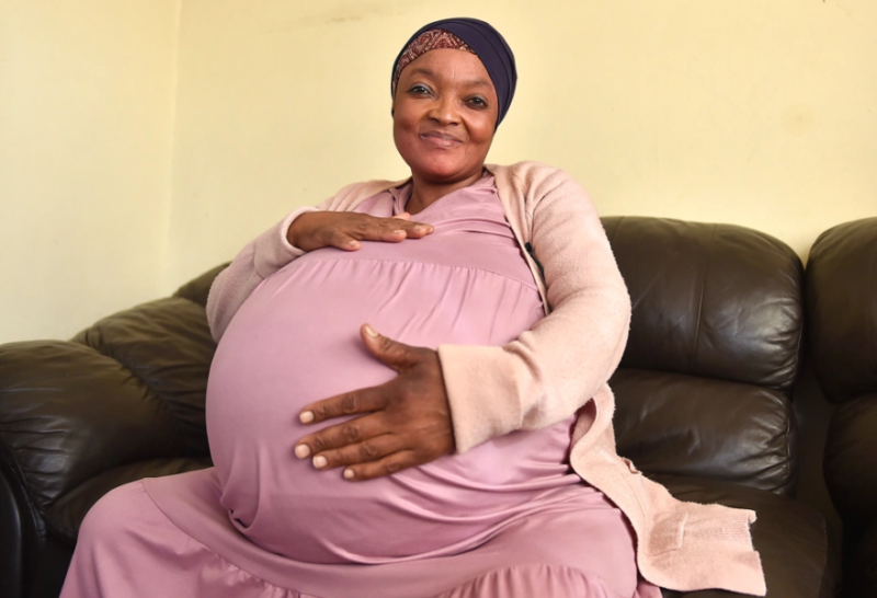 Mulher sul-africana deu à luz 10 bebês e quebrou recorde mundial de nascimentos múltiplos &#8211; Foto: Thobile Mathonsi/ANA/Reprodução