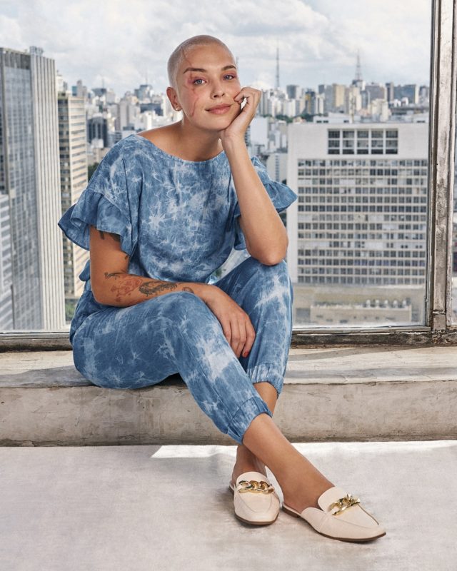 Giulia Dias raspou e descoloriu os cabelos para se tornar modelo – Foto: Lúcio Almeida/Divulgação/ND