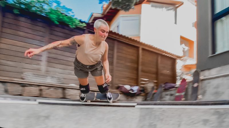 Giulia não deixa de fazer suas manobras no skate, sua paixão – Foto: Arquivo pessoal/Divulgação/ND